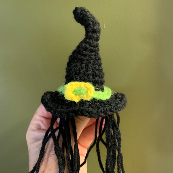 Witches hat with green band and hair. Please check measurements in photos and postage details.