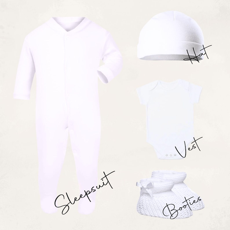 K&ouml;nnte beinhalten: Ein Set wei&szlig;er Babykleidung, darunter ein Schlafanzug, eine M&uuml;tze, ein Body und Babyschuhe. Der Schlafanzug hat lange &Auml;rmel und einen V-Ausschnitt. Die M&uuml;tze ist ein einfacher Beanie-Stil. Der Body ist ein kurz&auml;rmeliger Einteiler. Die Babyschuhe sind gestrickt.