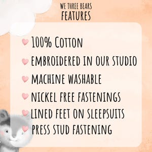 K&ouml;nnte beinhalten: Pfirsichfarbene Grafik mit dem Text &bdquo;WE THREE BEARS FEATURES&ldquo;. Der Text listet Merkmale auf, darunter 100 % Baumwolle, in unserem Studio gestickt, maschinenwaschbar, nickelfreie Verschl&uuml;sse, gef&uuml;tterte F&uuml;&szlig;e an Schlafanz&uuml;gen und Druckknopfverschluss.