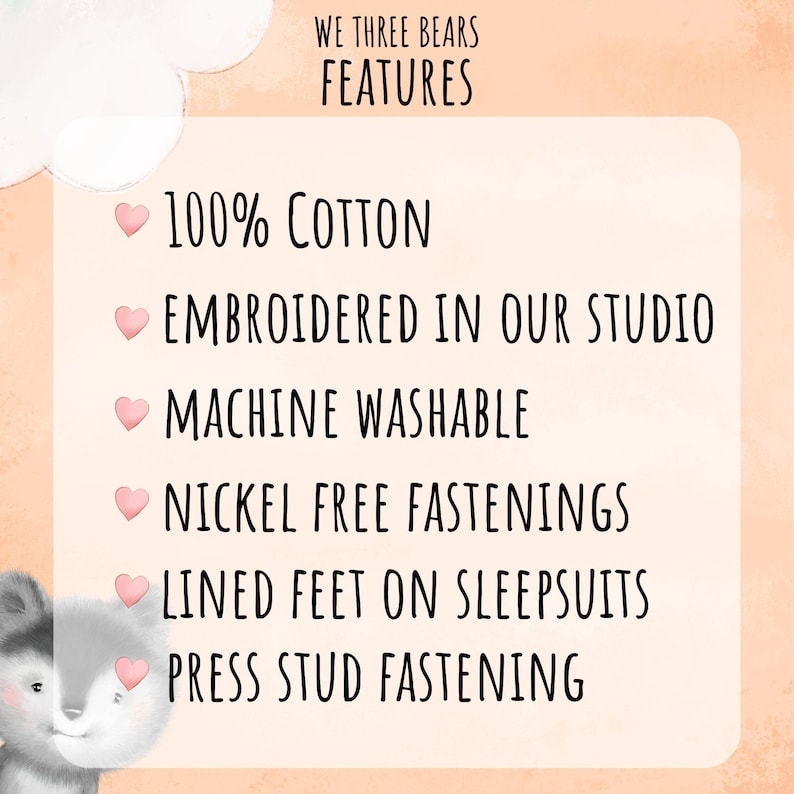 K&ouml;nnte beinhalten: Pfirsichfarbene Grafik mit dem Text &bdquo;WE THREE BEARS FEATURES&ldquo;. Der Text listet Merkmale auf, darunter 100 % Baumwolle, in unserem Studio gestickt, maschinenwaschbar, nickelfreie Verschl&uuml;sse, gef&uuml;tterte F&uuml;&szlig;e an Schlafanz&uuml;gen und Druckknopfverschluss.