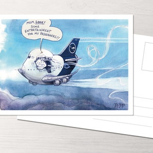 Könnte beinhalten: Aquarellillustration eines Lufthansa-Flugzeugs mit einer Sprechblase mit der Aufschrift: „MOM, LOOK! SOME ENTERTAINMENT FOR MY PASSENGERS!!“ Die Postkarte liegt auf einer weißen Oberfläche mit einer leeren Postkarte im Hintergrund.