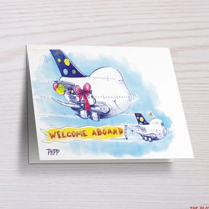 Könnte beinhalten: Eine Aquarell-Illustration von zwei Cartoon-Flugzeugen mit einem Banner, auf dem "Willkommen an Bord" steht. Das größere Flugzeug ist weiß mit blauen und gelben Akzenten und hat eine rote Schleife am Heck. Das kleinere Flugzeug ist weiß mit blauen und gelben Akzenten. Die Illustration ist auf weißem Hintergrund mit blauem Himmel und Wolken.