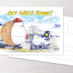 Könnte beinhalten: Eine Comic-Postkarte mit einem weißen Flugzeug, das einen braunen Schal und einen roten Hut trägt. Das Flugzeug ist krank und sagt "Öffne die Luke, Mama!" Der Text "Get Well Soon!" steht oben auf der Karte.