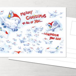Könnte beinhalten: Weihnachtskarte mit Cartoon-Flugzeugen mit Weihnachtsmützen. Der rote Text lautet „Merry Christmas to All of You... Wherever You Are“. Der Hintergrund ist eine hellblaue Aquarellwaschung.