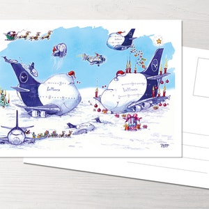 Könnte beinhalten: Eine Weihnachtskarte mit zwei Cartoon-Flugzeugen, die mit Weihnachtslichtern, Kugeln und Kerzen geschmückt sind. Die Flugzeuge sind beide weiß mit blauen Akzenten und haben den Schriftzug "Lufthansa" aufgedruckt. Die Karte zeigt auch ein kleines Cartoon-Flugzeug, das im Hintergrund fliegt, sowie einen Weihnachtsmann in einem Schlitten, der von Rentieren gezogen wird.