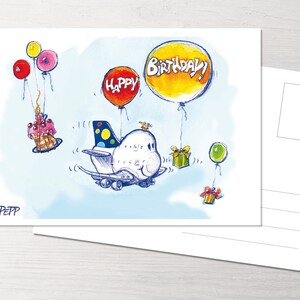 Könnte beinhalten: Ein Cartoon-Flugzeug mit einem Happy-Birthday-Ballon daran befestigt. Das Flugzeug fliegt mit einem Kuchen, Geschenken und anderen Ballons. Der Text "Happy Birthday!" steht auf dem Ballon.