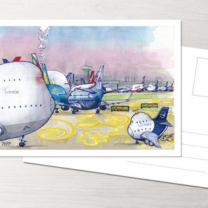 Könnte beinhalten: Aquarellillustration von Flugzeugen auf einem Flughafen, im skurrilen Stil. Das Bild zeigt mehrere Flugzeuge, einige mit cartoonartigen Gesichtern, und den Text "I mom" und "pots and pans". Eine Postkarte befindet sich im Vordergrund.