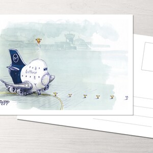 Könnte beinhalten: Eine skurrile Postkarte mit einem Cartoon-Flugzeug mit dem Lufthansa-Logo. Die Illustration zeigt das Flugzeug auf einer Landebahn mit einem Kontrollturm im Hintergrund. Die Postkarte ist weiß mit einer leeren Rückseite.