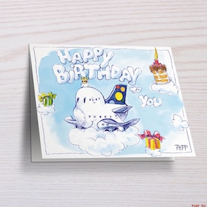 Könnte beinhalten: Ein blaues und weißes Flugzeug mit einem gelben Heck und einem Geburtstagskuchen oben drauf. Das Flugzeug fliegt durch die Wolken mit einer Geschenkbox auf jeder Seite. Der Text "Happy Birthday to You" ist in einer verspielten Schrift geschrieben. Die Karte ist mit "Pepp" signiert.