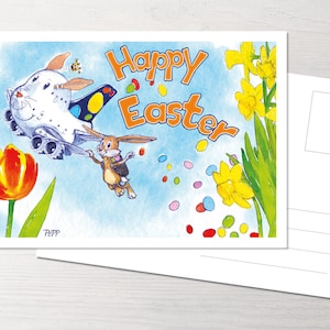 Könnte beinhalten: Eine Postkarte mit einer Cartoon-Illustration eines Hasen, der in einem Flugzeug fliegt, mit den Worten "Frohe Ostern" in orangefarbenen Buchstaben. Der Hase hält einen Korb mit bunten Eiern. Der Hintergrund ist ein blauer Himmel mit weißen Wolken und gelben Blumen.