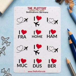 Könnte beinhalten: Ein Stickerbogen mit Reisemotiven. Das Blatt zeigt den Text "I love" gefolgt von Städteabkürzungen und Flugzeuggrafiken. Der Text "THE PLOTTERY" und "Destinations Germany" sind ebenfalls vorhanden. Der Hintergrund ist hellblau.