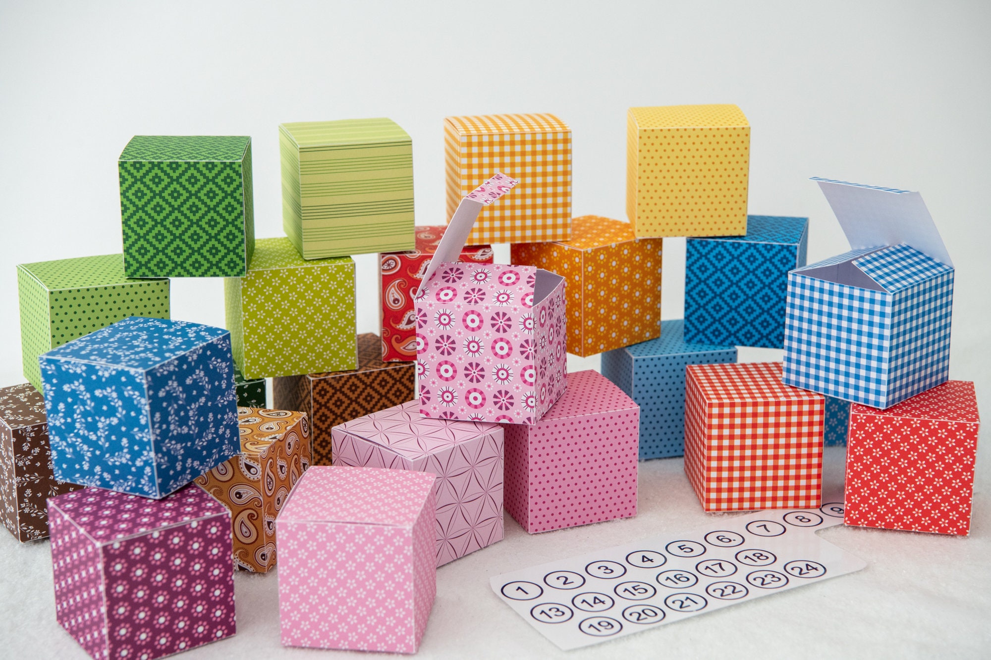 Adventskalender bunte Würfel, Adventskalender Kinder, Adventskalender zum selberbasteln, Adventsboxen, Geschenkboxen