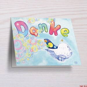 Könnte beinhalten: Eine bunte Karte mit dem Wort "Danke" in großen, blasenartigen Buchstaben. Ein Cartoon-Flugzeug mit blauem Heck und weißem Rumpf bläst Blasen. Der Hintergrund ist ein hellblauer Aquarell-Wasch.