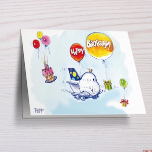 Könnte beinhalten: Eine Geburtstagskarte mit einem Cartoon-Flugzeug, das mit Ballons fliegt, auf denen "Happy" und "Birthday!" steht. Das Flugzeug trägt einen Kuchen mit Kerzen. Die Karte ist mit "Pepp" signiert.