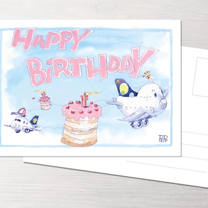 Könnte beinhalten: Eine rosa und blaue Geburtstagskarte mit den Worten "Happy Birthday" in rosa Buchstaben. Die Karte zeigt ein Cartoon-Flugzeug, das über einem Kuchen mit rosa Zuckerguss und Kerzen fliegt.