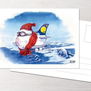 Könnte beinhalten: Eine Aquarell-Illustration eines weißen Flugzeugs, das einen roten Hut und einen Schal trägt und über eine schneebedeckte Bergkette fliegt. Das Flugzeug hat einen blauen Schwanz mit gelben und grünen Kreisen.