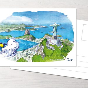 Könnte beinhalten: Eine Aquarell-Postkarte mit einem Cartoon-Flugzeug, das über eine malerische Aussicht auf Rio de Janeiro, Brasilien, fliegt. Die Postkarte zeigt die berühmte Christus-Erlöser-Statue, den Zuckerhut und die Skyline der Stadt.