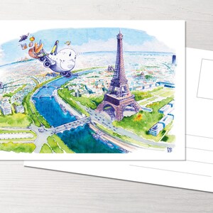 Könnte beinhalten: Eine Aquarell-Illustration des Eiffelturms in Paris, Frankreich. Ein Cartoon-Flugzeug fliegt über die Stadt mit einer Cartoon-Figur im Cockpit. Die Seine ist im Vordergrund zu sehen.