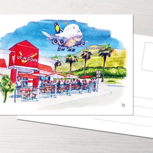 Könnte beinhalten: Eine Aquarellillustration eines roten und weißen Restaurants mit dem Schriftzug "Up-N-Down" auf dem Schild. Ein Cartoon-Flugzeug fliegt darüber. Es gibt Palmen und eine Schlange von Menschen, die vor dem Restaurant warten.
