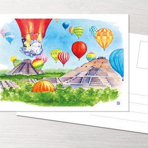 Könnte beinhalten: Aquarell-Postkarte mit bunten Heißluftballons, die über antiken Pyramiden schweben. Die Illustration verwendet eine Farbpalette aus Rot, Orange, Gelb, Grün und Blau. Die Postkarte befindet sich auf weißem Hintergrund.