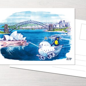 Könnte beinhalten: Eine Aquarell-Postkarte mit einem Cartoon-Flugzeug, das über das Opernhaus von Sydney und die Harbour Bridge fliegt. Das Flugzeug ist weiß mit blauen Akzenten und einem gelben Kreis am Heck. Die Postkarte ist unten rechts mit "PEPP" signiert.