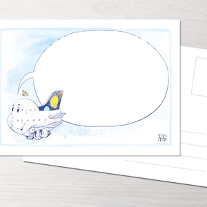 Könnte beinhalten: Aquarell-Postkarte mit einem Cartoon-Flugzeug mit einer Sprechblase. Das Flugzeug ist weiß mit blauen und gelben Akzenten. Die Postkarte hat einen blauen Himmelshintergrund und eine leere Rückseite.