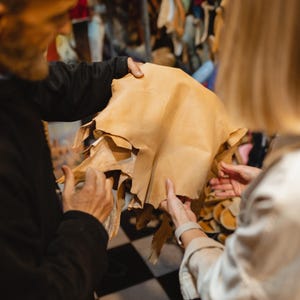 Picking up leather for moroccan raffia sandals