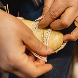 Hand-crocheting moroccan raffia sandals