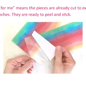 Puede incluir: Una persona est&aacute; despegando el respaldo de una hoja de papel adhesivo de colores arco&iacute;ris. El papel ya est&aacute; cortado en piezas de 10x4 pulgadas. "Cut it for me" significa que las piezas ya est&aacute;n cortadas a exactamente 10x4 pulgadas. Est&aacute;n listas para pelar y pegar.