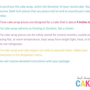 Puede incluir: Texto que explica c&oacute;mo usar piezas de envoltura para pasteles para decorar un pastel. El texto menciona que las piezas est&aacute;n dise&ntilde;adas para pasteles que tienen aproximadamente 4 pulgadas de alto y que se adhieren al glaseado o al fondant como una calcoman&iacute;a. El texto tambi&eacute;n menciona que la envoltura del pastel y la parte superior del pastel se venden por separado. El texto est&aacute; en blanco sobre un fondo azul claro. El texto est&aacute; seguido de las palabras "best dressed CAKE" en color.