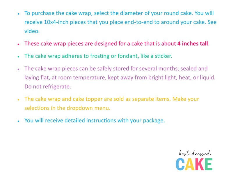 Puede incluir: Texto que explica c&oacute;mo usar piezas de envoltura para pasteles para decorar un pastel. El texto menciona que las piezas est&aacute;n dise&ntilde;adas para pasteles que tienen aproximadamente 4 pulgadas de alto y que se adhieren al glaseado o al fondant como una calcoman&iacute;a. El texto tambi&eacute;n menciona que la envoltura del pastel y la parte superior del pastel se venden por separado. El texto est&aacute; en blanco sobre un fondo azul claro. El texto est&aacute; seguido de las palabras "best dressed CAKE" en color.