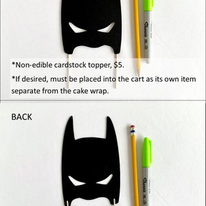 Puede incluir: Topper de pastel de Batman de cartulina negra con dos palitos de madera. El topper cuesta 5 d&oacute;lares. *Topper de cartulina no comestible, $5. *Si lo desea, debe colocarse en el carrito como un art&iacute;culo independiente, separado del envoltorio del pastel.