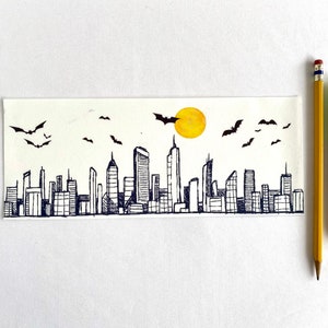 Puede incluir: Un dibujo a tinta en blanco y negro de un horizonte de ciudad con murci&eacute;lagos volando por encima y un sol amarillo. El dibujo est&aacute; sobre un fondo blanco y mide 10 cm de alto.