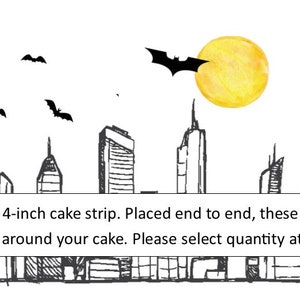 Puede incluir: Ilustraci&oacute;n en blanco y negro de una ciudad con una luna amarilla y murci&eacute;lagos. El texto dice: "Tira de pastel de 10 pulgadas por 4 pulgadas. Colocada de extremo a extremo, est&aacute; dise&ntilde;ada para envolver tu pastel. Por favor, selecciona la cantidad en la caja."
