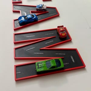 Placa de nome de estrada impressa em 3D personalizada | Decoração de parede de carro de brinquedo | Exibição de letras de rodovia | Presente de quarto infantil | Decoração de berçário com tema de carro (carros NÃO INCLUÍDOS)