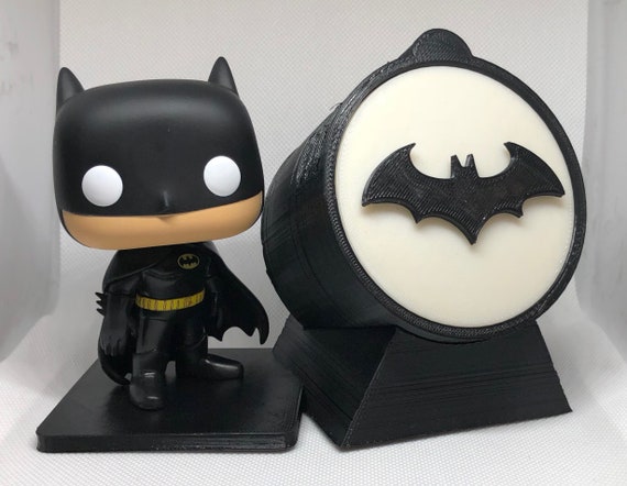 Funko Pop Batman Display Stand con segnale bat e LED Light Cake