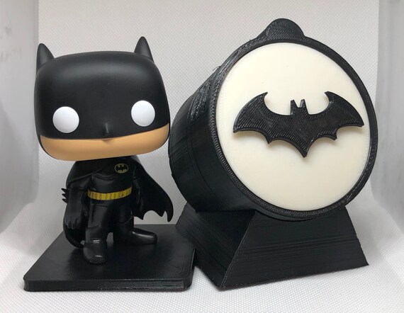 Funko Pop Batman Display Stand con segnale bat e LED Light Cake Topper Funko  Pop Non Incluso -  Italia