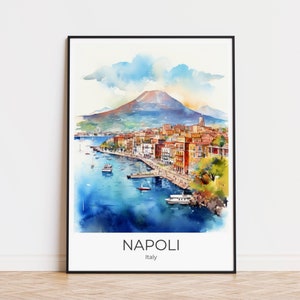 Puede incluir: Pintura acuarela de la ciudad de Nápoles, Italia, con el Vesubio en el fondo. La pintura presenta una ciudad colorida con edificios a lo largo de la costa, barcos en el agua y un cielo azul con nubes.