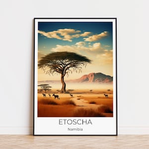 Könnte beinhalten: Ein Landschaftsfoto einer Savanne in Etosha, Namibia. Im Vordergrund steht ein großer Akazienbaum, in der Ferne sind ein paar Oryx zu sehen. Der Himmel ist strahlend blau mit fluffigen weißen Wolken. Der Text "Etosha, Namibia" ist unten im Bild gedruckt.