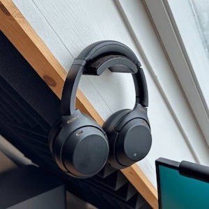 Sleek Headphone Wall Hanger - Stylish Space-Saving Headphone Storage Solution