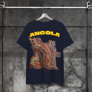 Camiseta con el mapa de Angola / Diseño de arte africano / Camiseta gráfica inspirada en Samakaka / Camiseta unisex de algodón suave / Moda cultural