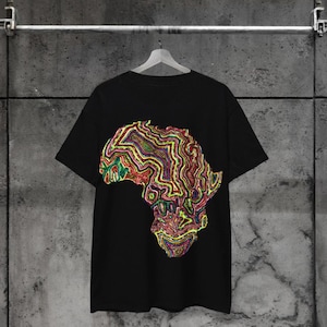 T-shirt graphique de carte de l'Afrique, t-shirt streetwear unisexe africain, chemise d'art tribal vibrant, mode afrocentrique, cadeau pour lui ou elle, tenue décontractée