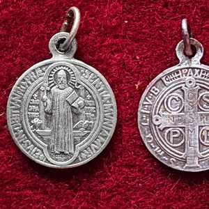 Antiker Benedikt Anhänger mit Kreuz, katholische Heilige Medaille, Benedikt Kreuz, Schutzpatron Benedikt, Schutzmedaille Geschenk