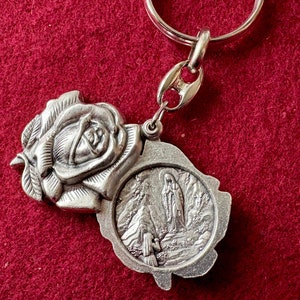 Vintage Mary Lourdes Medaille Schlüsselanhänger, katholische Lourdes Rose Anhänger mit Mary & St Bernadette, Pilgermedaille Charme Schlüsselanhänger, silbernes Metall