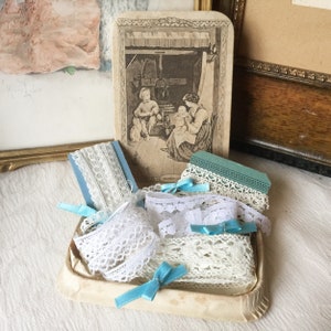 Lot Dentelles anciennes vintage dans boite dragées 1900s, boite décorative en carton Shabby Chic romantique, cadeau collection boudoir