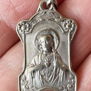 Médaille Sacré Coeur de Jésus vintage français av Basilique Sacré Coeur Montmartre Paris, pendentif catholique cadeau dévotion Coeur Jésus