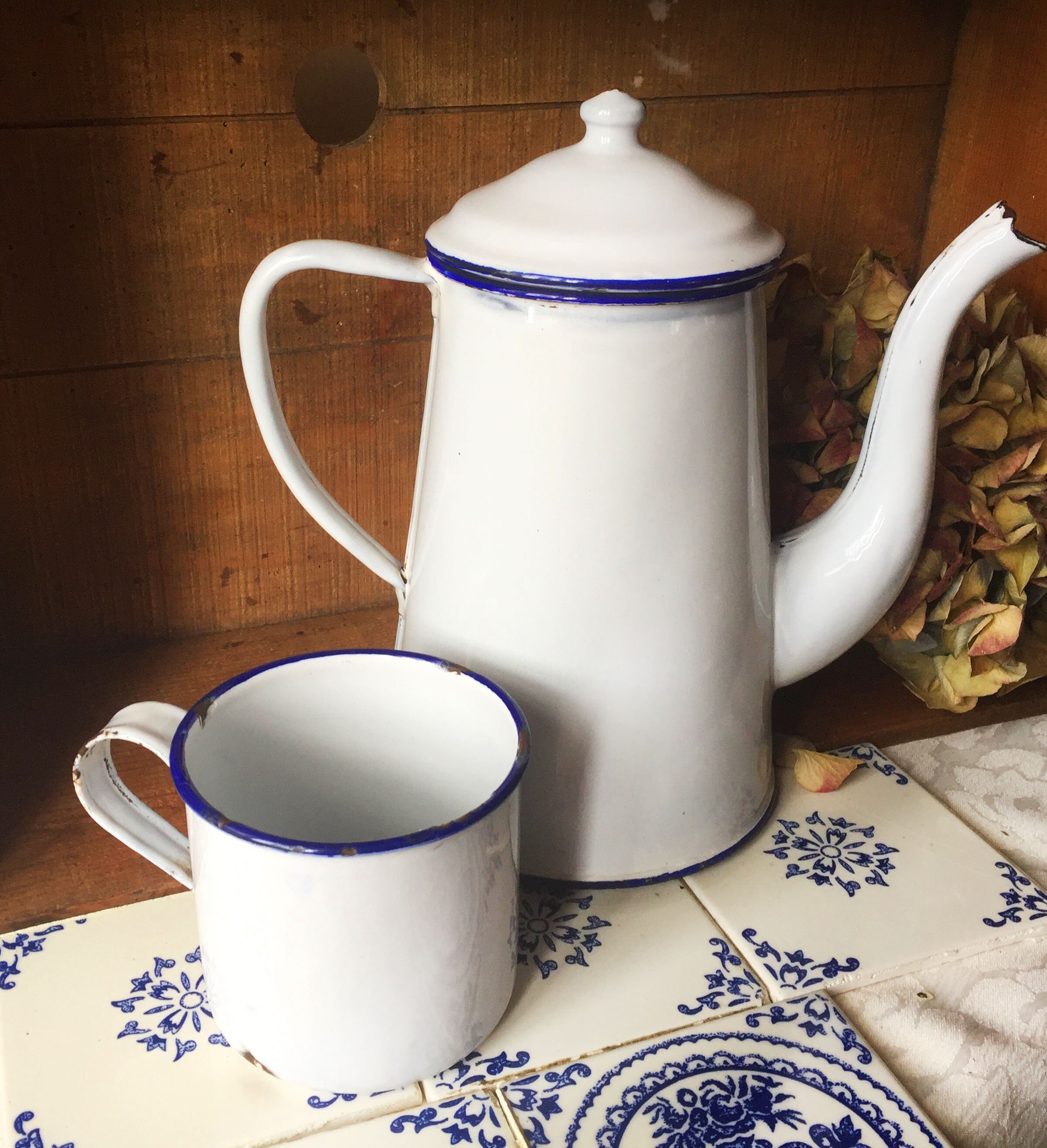 Cafetière Émaillée Vintage Français Blanc et Bleu avec Tasse, Décor Cuisine Campagne Ferme Cottage