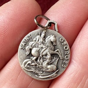 Médaillon Saint Georges vintage catholique, pendentif Saint Georges et le dragon, Saint Patron protection médaille, fabriquée en Italie
