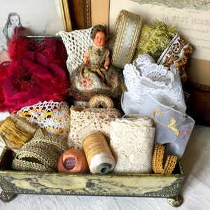 Boite métal ancienne française et dentelles vintage, boite boudoir Shabby Chic, lot dentelles larges pour poupée, mercerie vintage