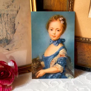 Carte postale portrait victorienne vintage "jeune fille au chat", ancien image portait femme costume mode 18ème siècle, collection